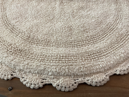 Crochet bath rug, ivory round