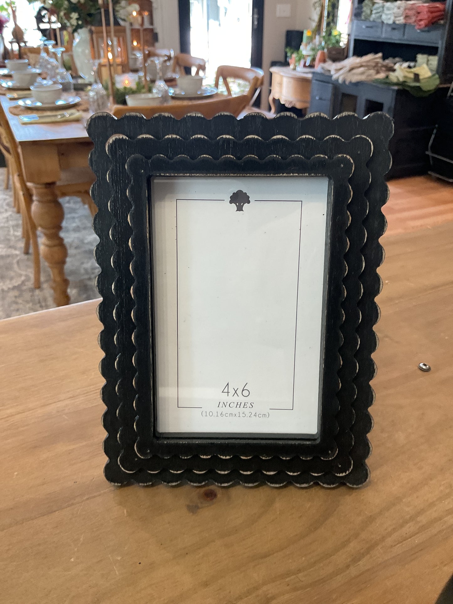 Devanie.at.home scalloped frame, 4”x6” picture, black