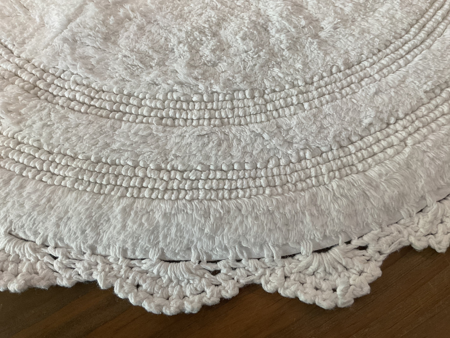 Crochet bath rug, white round