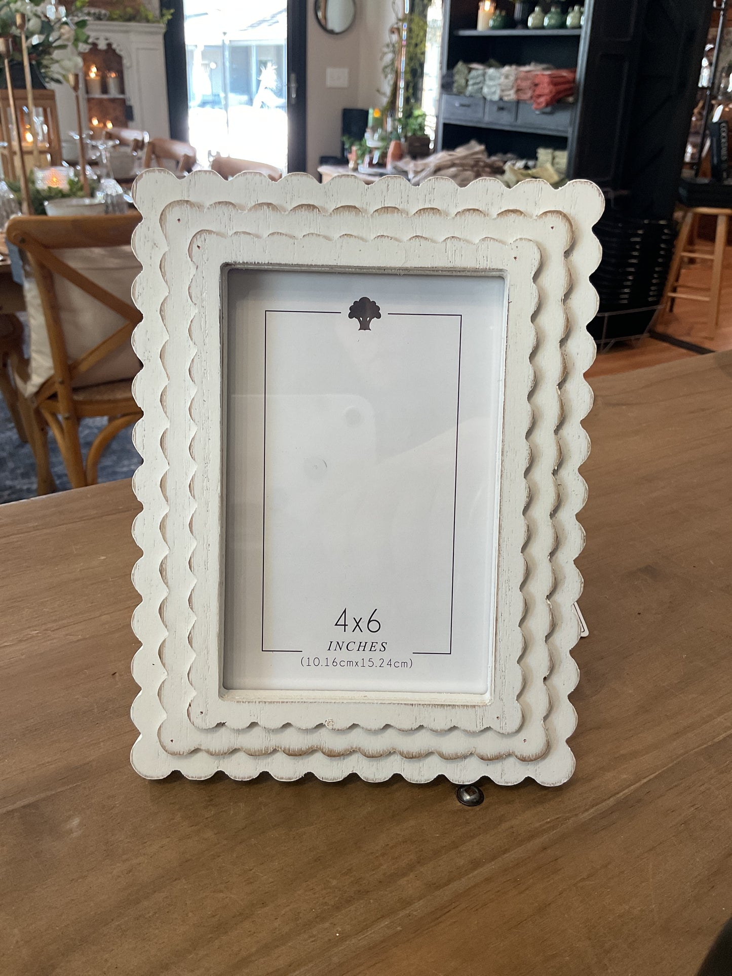 Devanie.at.home scalloped frame, 4”x6” picture, white