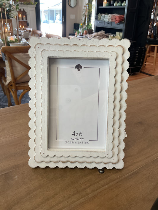 Devanie.at.home scalloped frame, 4”x6” picture, white