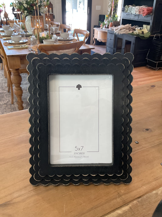 Devanie.at.home scalloped frame, 5”x7” picture, black