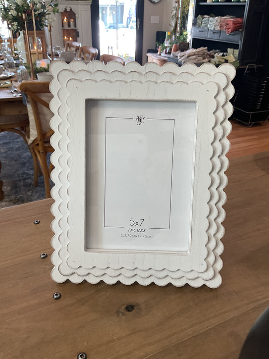 Devanie.at.home scalloped frame, 5”x7” picture, white